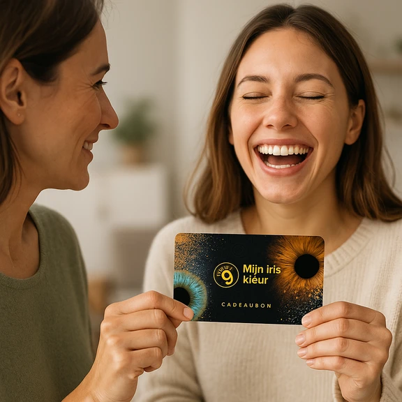 Blije ontvanger met cadeaubon